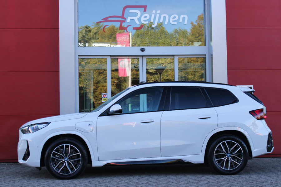 BMW X1 xDrive30e M-SPORT | PANORAMISCH SCHUIF/KANTEL DAK | ELEKTRISCH WEGKLAPBARE TREKHAAK | HARMAN/KARDON AUDIO SYSTEM | ALARMINSTALLATIE | ELEKTRISCH BEDIENBARE VOORSTOELEN MET GEHEUGENFUNCTIE "ACTIEVE ZITPLAATSEN" | STOEL VERWARMING | DRIVING ASSISTANT PROFESSIONAL MET O.A. ACTIVE LANE ASSIST | HARMAN HARDON AUDIO SYSTEM | SHADOW LINE | INNOVATION PAKKET MET O.A. 3D VIEW CAMERA'S, ADAPTIEVE LED KOPLAMPEN, HEAD UP DISPLAY, BMW LIVE PROFFESIONAL DASHBOARD, DRAADLOZE TELEFOONLADER | NAVIGATIE | DRAADLOZE APPLE CARPLAY/ANDROID AUTO | DAB+ RADIO | ELEKTRISCH BEDIENBARE ACHTERKL