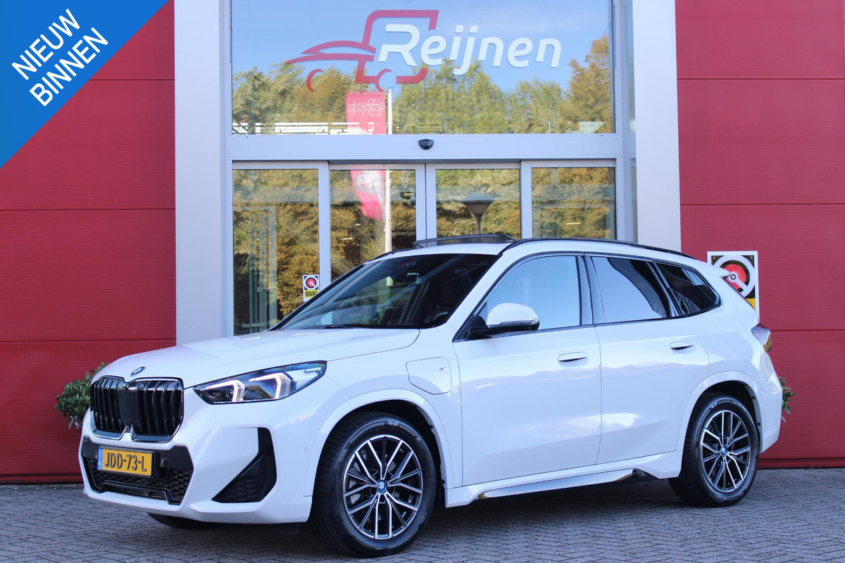BMW X1 xDrive30e M-SPORT | PANORAMISCH SCHUIF/KANTEL DAK | ELEKTRISCH WEGKLAPBARE TREKHAAK | HARMAN/KARDON AUDIO SYSTEM | ALARMINSTALLATIE | ELEKTRISCH BEDIENBARE VOORSTOELEN MET GEHEUGENFUNCTIE "ACTIEVE ZITPLAATSEN" | STOEL VERWARMING | DRIVING ASSISTANT PROFESSIONAL MET O.A. ACTIVE LANE ASSIST | HARMAN HARDON AUDIO SYSTEM | SHADOW LINE | INNOVATION PAKKET MET O.A. 3D VIEW CAMERA'S, ADAPTIEVE LED KOPLAMPEN, HEAD UP DISPLAY, BMW LIVE PROFFESIONAL DASHBOARD, DRAADLOZE TELEFOONLADER | NAVIGATIE | DRAADLOZE APPLE CARPLAY/ANDROID AUTO | DAB+ RADIO | ELEKTRISCH BEDIENBARE ACHTERKL BMW X1 xDrive30e M-SPORT | PANORAMISCH SCHUIF/KANTEL DAK | ELEKTRISCH WEGKLAPBARE TREKHAAK | HARMAN/KARDON AUDIO SYSTEM | ALARMINSTALLATIE | ELEKTRISCH BEDIENBARE VOORSTOELEN MET GEHEUGENFUNCTIE "ACTIEVE ZITPLAATSEN" | STOEL VERWARMING | DRIVING ASSISTANT PROFESSIONAL MET O.A. ACTIVE LANE ASSIST | HARMAN HARDON AUDIO SYSTEM | SHADOW LINE | INNOVATION PAKKET MET O.A. 3D VIEW CAMERA'S, ADAPTIEVE LED KOPLAMPEN, HEAD UP DISPLAY, BMW LIVE PROFFESIONAL DASHBOARD, DRAADLOZE TELEFOONLADER | NAVIGATIE | DRAADLOZE APPLE CARPLAY/ANDROID AUTO | DAB+ RADIO | ELEKTRISCH BEDIENBARE ACHTERKL
