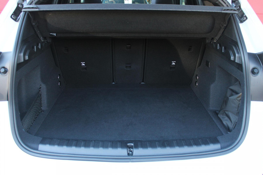 BMW X1 xDrive30e M-SPORT | PANORAMISCH SCHUIF/KANTEL DAK | ELEKTRISCH WEGKLAPBARE TREKHAAK | HARMAN/KARDON AUDIO SYSTEM | ALARMINSTALLATIE | ELEKTRISCH BEDIENBARE VOORSTOELEN MET GEHEUGENFUNCTIE "ACTIEVE ZITPLAATSEN" | STOEL VERWARMING | DRIVING ASSISTANT PROFESSIONAL MET O.A. ACTIVE LANE ASSIST | HARMAN HARDON AUDIO SYSTEM | SHADOW LINE | INNOVATION PAKKET MET O.A. 3D VIEW CAMERA'S, ADAPTIEVE LED KOPLAMPEN, HEAD UP DISPLAY, BMW LIVE PROFFESIONAL DASHBOARD, DRAADLOZE TELEFOONLADER | NAVIGATIE | DRAADLOZE APPLE CARPLAY/ANDROID AUTO | DAB+ RADIO | ELEKTRISCH BEDIENBARE ACHTERKL