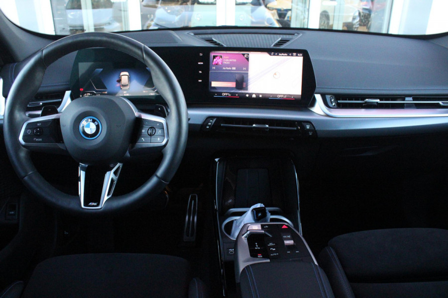 BMW X1 xDrive30e M-SPORT | PANORAMISCH SCHUIF/KANTEL DAK | ELEKTRISCH WEGKLAPBARE TREKHAAK | HARMAN/KARDON AUDIO SYSTEM | ALARMINSTALLATIE | ELEKTRISCH BEDIENBARE VOORSTOELEN MET GEHEUGENFUNCTIE "ACTIEVE ZITPLAATSEN" | STOEL VERWARMING | DRIVING ASSISTANT PROFESSIONAL MET O.A. ACTIVE LANE ASSIST | HARMAN HARDON AUDIO SYSTEM | SHADOW LINE | INNOVATION PAKKET MET O.A. 3D VIEW CAMERA'S, ADAPTIEVE LED KOPLAMPEN, HEAD UP DISPLAY, BMW LIVE PROFFESIONAL DASHBOARD, DRAADLOZE TELEFOONLADER | NAVIGATIE | DRAADLOZE APPLE CARPLAY/ANDROID AUTO | DAB+ RADIO | ELEKTRISCH BEDIENBARE ACHTERKL