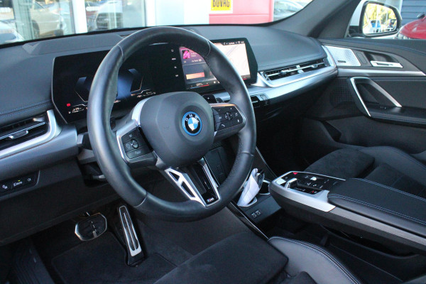 BMW X1 xDrive30e M-SPORT | PANORAMISCH SCHUIF/KANTEL DAK | ELEKTRISCH WEGKLAPBARE TREKHAAK | HARMAN/KARDON AUDIO SYSTEM | ALARMINSTALLATIE | ELEKTRISCH BEDIENBARE VOORSTOELEN MET GEHEUGENFUNCTIE "ACTIEVE ZITPLAATSEN" | STOEL VERWARMING | DRIVING ASSISTANT PROFESSIONAL MET O.A. ACTIVE LANE ASSIST | HARMAN HARDON AUDIO SYSTEM | SHADOW LINE | INNOVATION PAKKET MET O.A. 3D VIEW CAMERA'S, ADAPTIEVE LED KOPLAMPEN, HEAD UP DISPLAY, BMW LIVE PROFFESIONAL DASHBOARD, DRAADLOZE TELEFOONLADER | NAVIGATIE | DRAADLOZE APPLE CARPLAY/ANDROID AUTO | DAB+ RADIO | ELEKTRISCH BEDIENBARE ACHTERKL