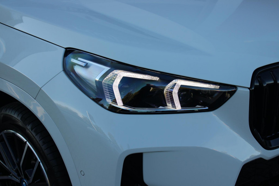 BMW X1 xDrive30e M-SPORT | PANORAMISCH SCHUIF/KANTEL DAK | ELEKTRISCH WEGKLAPBARE TREKHAAK | HARMAN/KARDON AUDIO SYSTEM | ALARMINSTALLATIE | ELEKTRISCH BEDIENBARE VOORSTOELEN MET GEHEUGENFUNCTIE "ACTIEVE ZITPLAATSEN" | STOEL VERWARMING | DRIVING ASSISTANT PROFESSIONAL MET O.A. ACTIVE LANE ASSIST | HARMAN HARDON AUDIO SYSTEM | SHADOW LINE | INNOVATION PAKKET MET O.A. 3D VIEW CAMERA'S, ADAPTIEVE LED KOPLAMPEN, HEAD UP DISPLAY, BMW LIVE PROFFESIONAL DASHBOARD, DRAADLOZE TELEFOONLADER | NAVIGATIE | DRAADLOZE APPLE CARPLAY/ANDROID AUTO | DAB+ RADIO | ELEKTRISCH BEDIENBARE ACHTERKL