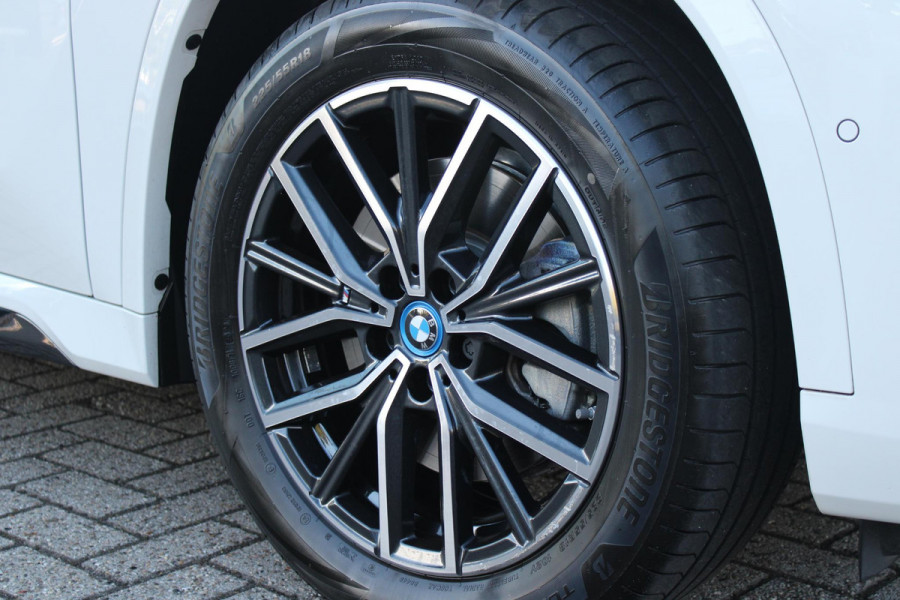 BMW X1 xDrive30e M-SPORT | PANORAMISCH SCHUIF/KANTEL DAK | ELEKTRISCH WEGKLAPBARE TREKHAAK | HARMAN/KARDON AUDIO SYSTEM | ALARMINSTALLATIE | ELEKTRISCH BEDIENBARE VOORSTOELEN MET GEHEUGENFUNCTIE "ACTIEVE ZITPLAATSEN" | STOEL VERWARMING | DRIVING ASSISTANT PROFESSIONAL MET O.A. ACTIVE LANE ASSIST | HARMAN HARDON AUDIO SYSTEM | SHADOW LINE | INNOVATION PAKKET MET O.A. 3D VIEW CAMERA'S, ADAPTIEVE LED KOPLAMPEN, HEAD UP DISPLAY, BMW LIVE PROFFESIONAL DASHBOARD, DRAADLOZE TELEFOONLADER | NAVIGATIE | DRAADLOZE APPLE CARPLAY/ANDROID AUTO | DAB+ RADIO | ELEKTRISCH BEDIENBARE ACHTERKL