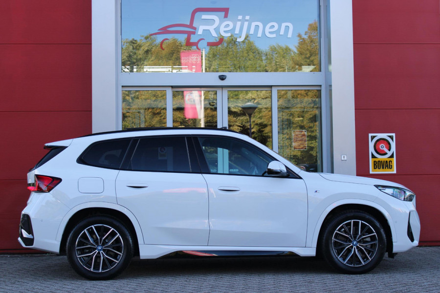 BMW X1 xDrive30e M-SPORT | PANORAMISCH SCHUIF/KANTEL DAK | ELEKTRISCH WEGKLAPBARE TREKHAAK | HARMAN/KARDON AUDIO SYSTEM | ALARMINSTALLATIE | ELEKTRISCH BEDIENBARE VOORSTOELEN MET GEHEUGENFUNCTIE "ACTIEVE ZITPLAATSEN" | STOEL VERWARMING | DRIVING ASSISTANT PROFESSIONAL MET O.A. ACTIVE LANE ASSIST | HARMAN HARDON AUDIO SYSTEM | SHADOW LINE | INNOVATION PAKKET MET O.A. 3D VIEW CAMERA'S, ADAPTIEVE LED KOPLAMPEN, HEAD UP DISPLAY, BMW LIVE PROFFESIONAL DASHBOARD, DRAADLOZE TELEFOONLADER | NAVIGATIE | DRAADLOZE APPLE CARPLAY/ANDROID AUTO | DAB+ RADIO | ELEKTRISCH BEDIENBARE ACHTERKL