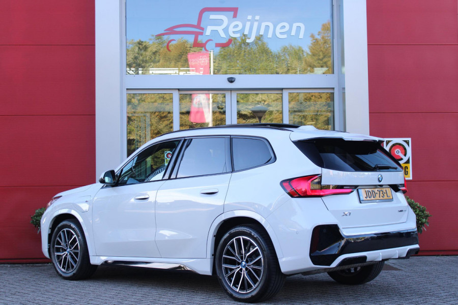 BMW X1 xDrive30e M-SPORT | PANORAMISCH SCHUIF/KANTEL DAK | ELEKTRISCH WEGKLAPBARE TREKHAAK | HARMAN/KARDON AUDIO SYSTEM | ALARMINSTALLATIE | ELEKTRISCH BEDIENBARE VOORSTOELEN MET GEHEUGENFUNCTIE "ACTIEVE ZITPLAATSEN" | STOEL VERWARMING | DRIVING ASSISTANT PROFESSIONAL MET O.A. ACTIVE LANE ASSIST | HARMAN HARDON AUDIO SYSTEM | SHADOW LINE | INNOVATION PAKKET MET O.A. 3D VIEW CAMERA'S, ADAPTIEVE LED KOPLAMPEN, HEAD UP DISPLAY, BMW LIVE PROFFESIONAL DASHBOARD, DRAADLOZE TELEFOONLADER | NAVIGATIE | DRAADLOZE APPLE CARPLAY/ANDROID AUTO | DAB+ RADIO | ELEKTRISCH BEDIENBARE ACHTERKL