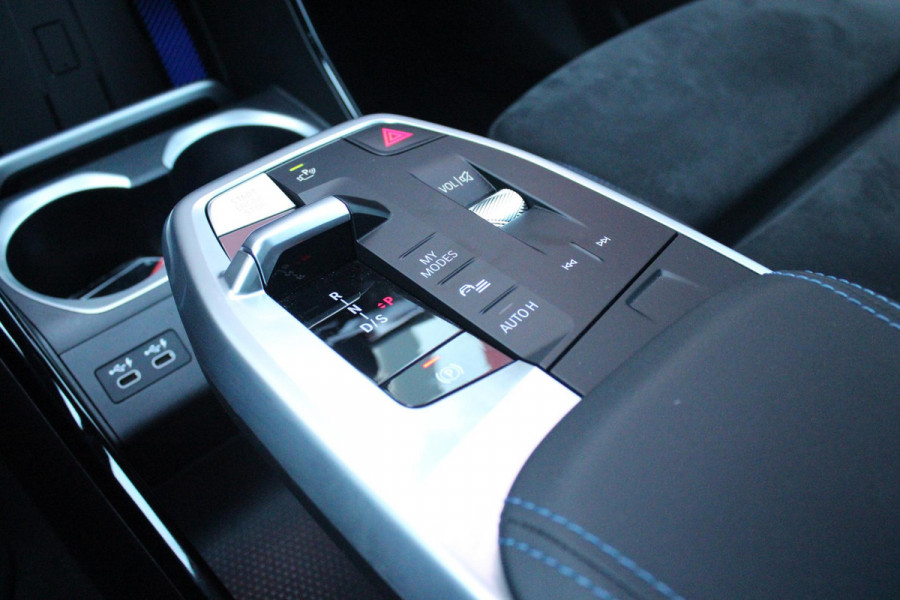 BMW X1 xDrive30e M-SPORT | PANORAMISCH SCHUIF/KANTEL DAK | ELEKTRISCH WEGKLAPBARE TREKHAAK | HARMAN/KARDON AUDIO SYSTEM | ALARMINSTALLATIE | ELEKTRISCH BEDIENBARE VOORSTOELEN MET GEHEUGENFUNCTIE "ACTIEVE ZITPLAATSEN" | STOEL VERWARMING | DRIVING ASSISTANT PROFESSIONAL MET O.A. ACTIVE LANE ASSIST | HARMAN HARDON AUDIO SYSTEM | SHADOW LINE | INNOVATION PAKKET MET O.A. 3D VIEW CAMERA'S, ADAPTIEVE LED KOPLAMPEN, HEAD UP DISPLAY, BMW LIVE PROFFESIONAL DASHBOARD, DRAADLOZE TELEFOONLADER | NAVIGATIE | DRAADLOZE APPLE CARPLAY/ANDROID AUTO | DAB+ RADIO | ELEKTRISCH BEDIENBARE ACHTERKL