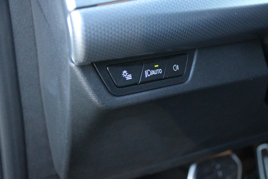BMW X1 xDrive30e M-SPORT | PANORAMISCH SCHUIF/KANTEL DAK | ELEKTRISCH WEGKLAPBARE TREKHAAK | HARMAN/KARDON AUDIO SYSTEM | ALARMINSTALLATIE | ELEKTRISCH BEDIENBARE VOORSTOELEN MET GEHEUGENFUNCTIE "ACTIEVE ZITPLAATSEN" | STOEL VERWARMING | DRIVING ASSISTANT PROFESSIONAL MET O.A. ACTIVE LANE ASSIST | HARMAN HARDON AUDIO SYSTEM | SHADOW LINE | INNOVATION PAKKET MET O.A. 3D VIEW CAMERA'S, ADAPTIEVE LED KOPLAMPEN, HEAD UP DISPLAY, BMW LIVE PROFFESIONAL DASHBOARD, DRAADLOZE TELEFOONLADER | NAVIGATIE | DRAADLOZE APPLE CARPLAY/ANDROID AUTO | DAB+ RADIO | ELEKTRISCH BEDIENBARE ACHTERKL