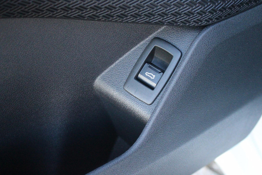BMW X1 xDrive30e M-SPORT | PANORAMISCH SCHUIF/KANTEL DAK | ELEKTRISCH WEGKLAPBARE TREKHAAK | HARMAN/KARDON AUDIO SYSTEM | ALARMINSTALLATIE | ELEKTRISCH BEDIENBARE VOORSTOELEN MET GEHEUGENFUNCTIE "ACTIEVE ZITPLAATSEN" | STOEL VERWARMING | DRIVING ASSISTANT PROFESSIONAL MET O.A. ACTIVE LANE ASSIST | HARMAN HARDON AUDIO SYSTEM | SHADOW LINE | INNOVATION PAKKET MET O.A. 3D VIEW CAMERA'S, ADAPTIEVE LED KOPLAMPEN, HEAD UP DISPLAY, BMW LIVE PROFFESIONAL DASHBOARD, DRAADLOZE TELEFOONLADER | NAVIGATIE | DRAADLOZE APPLE CARPLAY/ANDROID AUTO | DAB+ RADIO | ELEKTRISCH BEDIENBARE ACHTERKL