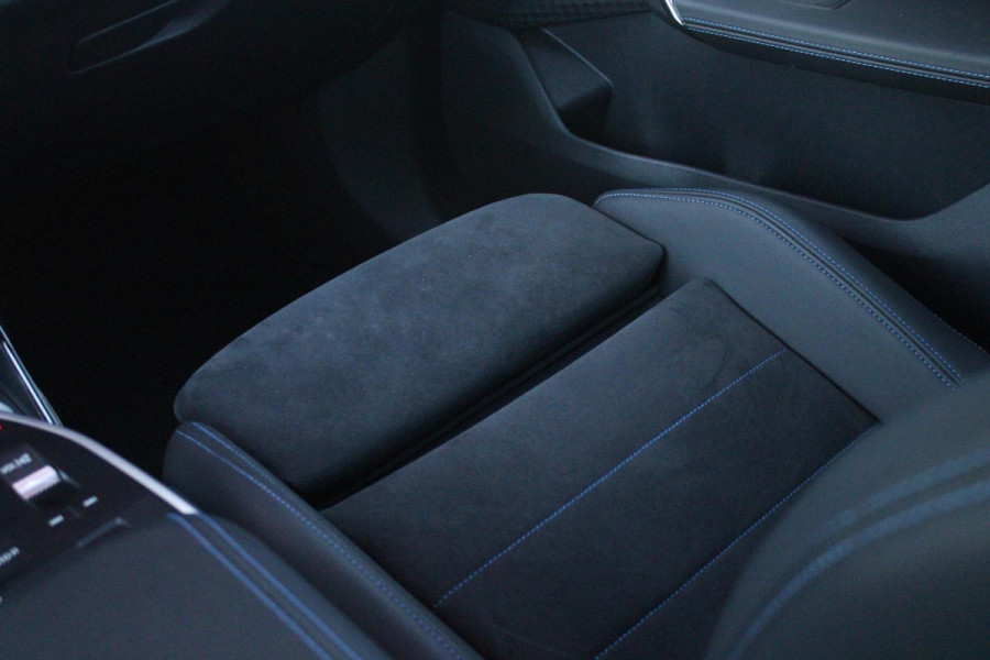 BMW X1 xDrive30e M-SPORT | PANORAMISCH SCHUIF/KANTEL DAK | ELEKTRISCH WEGKLAPBARE TREKHAAK | HARMAN/KARDON AUDIO SYSTEM | ALARMINSTALLATIE | ELEKTRISCH BEDIENBARE VOORSTOELEN MET GEHEUGENFUNCTIE "ACTIEVE ZITPLAATSEN" | STOEL VERWARMING | DRIVING ASSISTANT PROFESSIONAL MET O.A. ACTIVE LANE ASSIST | HARMAN HARDON AUDIO SYSTEM | SHADOW LINE | INNOVATION PAKKET MET O.A. 3D VIEW CAMERA'S, ADAPTIEVE LED KOPLAMPEN, HEAD UP DISPLAY, BMW LIVE PROFFESIONAL DASHBOARD, DRAADLOZE TELEFOONLADER | NAVIGATIE | DRAADLOZE APPLE CARPLAY/ANDROID AUTO | DAB+ RADIO | ELEKTRISCH BEDIENBARE ACHTERKL