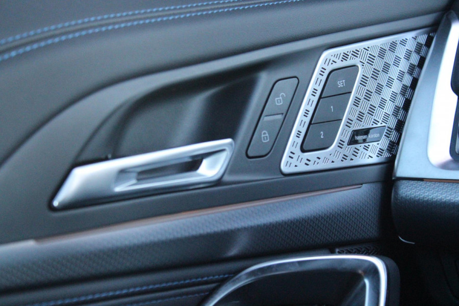 BMW X1 xDrive30e M-SPORT | PANORAMISCH SCHUIF/KANTEL DAK | ELEKTRISCH WEGKLAPBARE TREKHAAK | HARMAN/KARDON AUDIO SYSTEM | ALARMINSTALLATIE | ELEKTRISCH BEDIENBARE VOORSTOELEN MET GEHEUGENFUNCTIE "ACTIEVE ZITPLAATSEN" | STOEL VERWARMING | DRIVING ASSISTANT PROFESSIONAL MET O.A. ACTIVE LANE ASSIST | HARMAN HARDON AUDIO SYSTEM | SHADOW LINE | INNOVATION PAKKET MET O.A. 3D VIEW CAMERA'S, ADAPTIEVE LED KOPLAMPEN, HEAD UP DISPLAY, BMW LIVE PROFFESIONAL DASHBOARD, DRAADLOZE TELEFOONLADER | NAVIGATIE | DRAADLOZE APPLE CARPLAY/ANDROID AUTO | DAB+ RADIO | ELEKTRISCH BEDIENBARE ACHTERKL