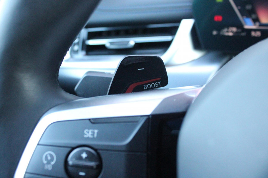 BMW X1 xDrive30e M-SPORT | PANORAMISCH SCHUIF/KANTEL DAK | ELEKTRISCH WEGKLAPBARE TREKHAAK | HARMAN/KARDON AUDIO SYSTEM | ALARMINSTALLATIE | ELEKTRISCH BEDIENBARE VOORSTOELEN MET GEHEUGENFUNCTIE "ACTIEVE ZITPLAATSEN" | STOEL VERWARMING | DRIVING ASSISTANT PROFESSIONAL MET O.A. ACTIVE LANE ASSIST | HARMAN HARDON AUDIO SYSTEM | SHADOW LINE | INNOVATION PAKKET MET O.A. 3D VIEW CAMERA'S, ADAPTIEVE LED KOPLAMPEN, HEAD UP DISPLAY, BMW LIVE PROFFESIONAL DASHBOARD, DRAADLOZE TELEFOONLADER | NAVIGATIE | DRAADLOZE APPLE CARPLAY/ANDROID AUTO | DAB+ RADIO | ELEKTRISCH BEDIENBARE ACHTERKL