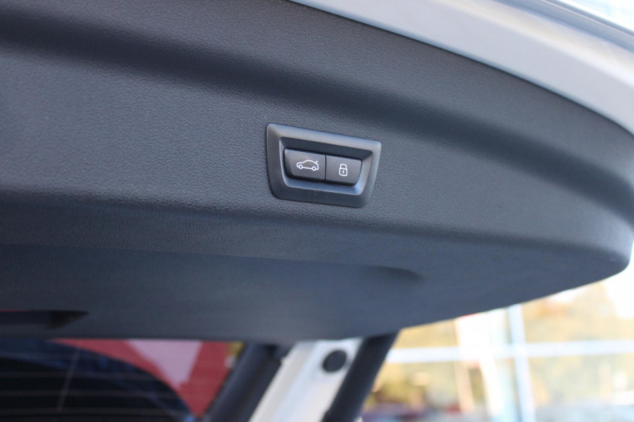 BMW X1 xDrive30e M-SPORT | PANORAMISCH SCHUIF/KANTEL DAK | ELEKTRISCH WEGKLAPBARE TREKHAAK | HARMAN/KARDON AUDIO SYSTEM | ALARMINSTALLATIE | ELEKTRISCH BEDIENBARE VOORSTOELEN MET GEHEUGENFUNCTIE "ACTIEVE ZITPLAATSEN" | STOEL VERWARMING | DRIVING ASSISTANT PROFESSIONAL MET O.A. ACTIVE LANE ASSIST | HARMAN HARDON AUDIO SYSTEM | SHADOW LINE | INNOVATION PAKKET MET O.A. 3D VIEW CAMERA'S, ADAPTIEVE LED KOPLAMPEN, HEAD UP DISPLAY, BMW LIVE PROFFESIONAL DASHBOARD, DRAADLOZE TELEFOONLADER | NAVIGATIE | DRAADLOZE APPLE CARPLAY/ANDROID AUTO | DAB+ RADIO | ELEKTRISCH BEDIENBARE ACHTERKL
