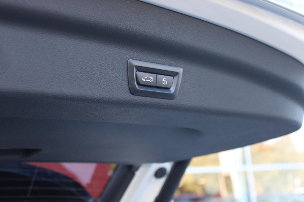 BMW X1 xDrive30e M-SPORT | PANORAMISCH SCHUIF/KANTEL DAK | ELEKTRISCH WEGKLAPBARE TREKHAAK | HARMAN/KARDON AUDIO SYSTEM | ALARMINSTALLATIE | ELEKTRISCH BEDIENBARE VOORSTOELEN MET GEHEUGENFUNCTIE "ACTIEVE ZITPLAATSEN" | STOEL VERWARMING | DRIVING ASSISTANT PROFESSIONAL MET O.A. ACTIVE LANE ASSIST | HARMAN HARDON AUDIO SYSTEM | SHADOW LINE | INNOVATION PAKKET MET O.A. 3D VIEW CAMERA'S, ADAPTIEVE LED KOPLAMPEN, HEAD UP DISPLAY, BMW LIVE PROFFESIONAL DASHBOARD, DRAADLOZE TELEFOONLADER | NAVIGATIE | DRAADLOZE APPLE CARPLAY/ANDROID AUTO | DAB+ RADIO | ELEKTRISCH BEDIENBARE ACHTERKL