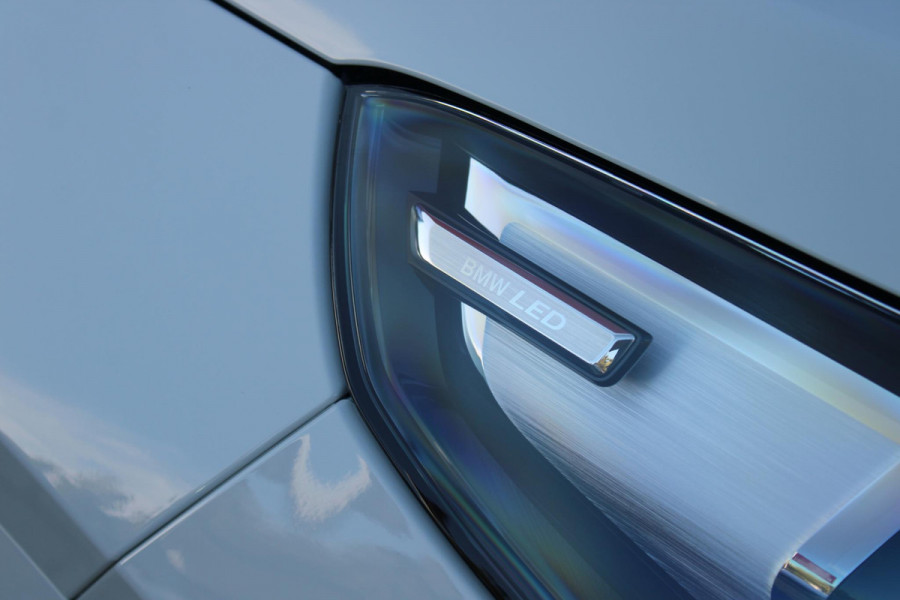 BMW X1 xDrive30e M-SPORT | PANORAMISCH SCHUIF/KANTEL DAK | ELEKTRISCH WEGKLAPBARE TREKHAAK | HARMAN/KARDON AUDIO SYSTEM | ALARMINSTALLATIE | ELEKTRISCH BEDIENBARE VOORSTOELEN MET GEHEUGENFUNCTIE "ACTIEVE ZITPLAATSEN" | STOEL VERWARMING | DRIVING ASSISTANT PROFESSIONAL MET O.A. ACTIVE LANE ASSIST | HARMAN HARDON AUDIO SYSTEM | SHADOW LINE | INNOVATION PAKKET MET O.A. 3D VIEW CAMERA'S, ADAPTIEVE LED KOPLAMPEN, HEAD UP DISPLAY, BMW LIVE PROFFESIONAL DASHBOARD, DRAADLOZE TELEFOONLADER | NAVIGATIE | DRAADLOZE APPLE CARPLAY/ANDROID AUTO | DAB+ RADIO | ELEKTRISCH BEDIENBARE ACHTERKL