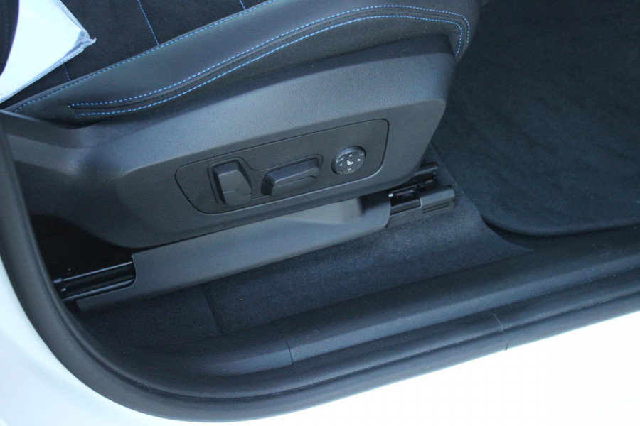 BMW X1 xDrive30e M-SPORT | PANORAMISCH SCHUIF/KANTEL DAK | ELEKTRISCH WEGKLAPBARE TREKHAAK | HARMAN/KARDON AUDIO SYSTEM | ALARMINSTALLATIE | ELEKTRISCH BEDIENBARE VOORSTOELEN MET GEHEUGENFUNCTIE "ACTIEVE ZITPLAATSEN" | STOEL VERWARMING | DRIVING ASSISTANT PROFESSIONAL MET O.A. ACTIVE LANE ASSIST | HARMAN HARDON AUDIO SYSTEM | SHADOW LINE | INNOVATION PAKKET MET O.A. 3D VIEW CAMERA'S, ADAPTIEVE LED KOPLAMPEN, HEAD UP DISPLAY, BMW LIVE PROFFESIONAL DASHBOARD, DRAADLOZE TELEFOONLADER | NAVIGATIE | DRAADLOZE APPLE CARPLAY/ANDROID AUTO | DAB+ RADIO | ELEKTRISCH BEDIENBARE ACHTERKL