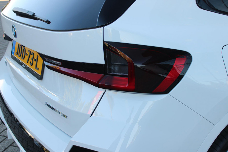 BMW X1 xDrive30e M-SPORT | PANORAMISCH SCHUIF/KANTEL DAK | ELEKTRISCH WEGKLAPBARE TREKHAAK | HARMAN/KARDON AUDIO SYSTEM | ALARMINSTALLATIE | ELEKTRISCH BEDIENBARE VOORSTOELEN MET GEHEUGENFUNCTIE "ACTIEVE ZITPLAATSEN" | STOEL VERWARMING | DRIVING ASSISTANT PROFESSIONAL MET O.A. ACTIVE LANE ASSIST | HARMAN HARDON AUDIO SYSTEM | SHADOW LINE | INNOVATION PAKKET MET O.A. 3D VIEW CAMERA'S, ADAPTIEVE LED KOPLAMPEN, HEAD UP DISPLAY, BMW LIVE PROFFESIONAL DASHBOARD, DRAADLOZE TELEFOONLADER | NAVIGATIE | DRAADLOZE APPLE CARPLAY/ANDROID AUTO | DAB+ RADIO | ELEKTRISCH BEDIENBARE ACHTERKL