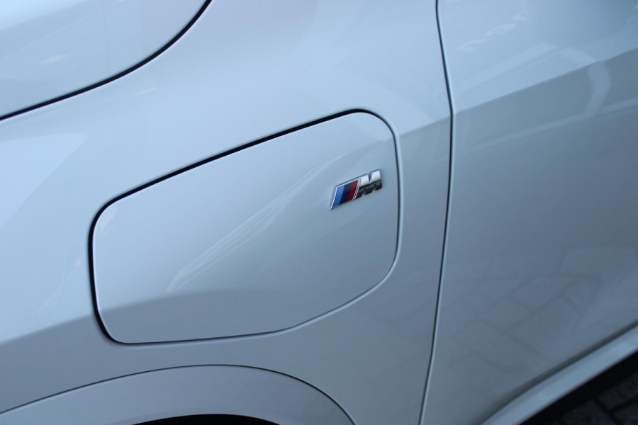 BMW X1 xDrive30e M-SPORT | PANORAMISCH SCHUIF/KANTEL DAK | ELEKTRISCH WEGKLAPBARE TREKHAAK | HARMAN/KARDON AUDIO SYSTEM | ALARMINSTALLATIE | ELEKTRISCH BEDIENBARE VOORSTOELEN MET GEHEUGENFUNCTIE "ACTIEVE ZITPLAATSEN" | STOEL VERWARMING | DRIVING ASSISTANT PROFESSIONAL MET O.A. ACTIVE LANE ASSIST | HARMAN HARDON AUDIO SYSTEM | SHADOW LINE | INNOVATION PAKKET MET O.A. 3D VIEW CAMERA'S, ADAPTIEVE LED KOPLAMPEN, HEAD UP DISPLAY, BMW LIVE PROFFESIONAL DASHBOARD, DRAADLOZE TELEFOONLADER | NAVIGATIE | DRAADLOZE APPLE CARPLAY/ANDROID AUTO | DAB+ RADIO | ELEKTRISCH BEDIENBARE ACHTERKL