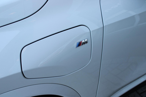 BMW X1 xDrive30e M-SPORT | PANORAMISCH SCHUIF/KANTEL DAK | ELEKTRISCH WEGKLAPBARE TREKHAAK | HARMAN/KARDON AUDIO SYSTEM | ALARMINSTALLATIE | ELEKTRISCH BEDIENBARE VOORSTOELEN MET GEHEUGENFUNCTIE "ACTIEVE ZITPLAATSEN" | STOEL VERWARMING | DRIVING ASSISTANT PROFESSIONAL MET O.A. ACTIVE LANE ASSIST | HARMAN HARDON AUDIO SYSTEM | SHADOW LINE | INNOVATION PAKKET MET O.A. 3D VIEW CAMERA'S, ADAPTIEVE LED KOPLAMPEN, HEAD UP DISPLAY, BMW LIVE PROFFESIONAL DASHBOARD, DRAADLOZE TELEFOONLADER | NAVIGATIE | DRAADLOZE APPLE CARPLAY/ANDROID AUTO | DAB+ RADIO | ELEKTRISCH BEDIENBARE ACHTERKL