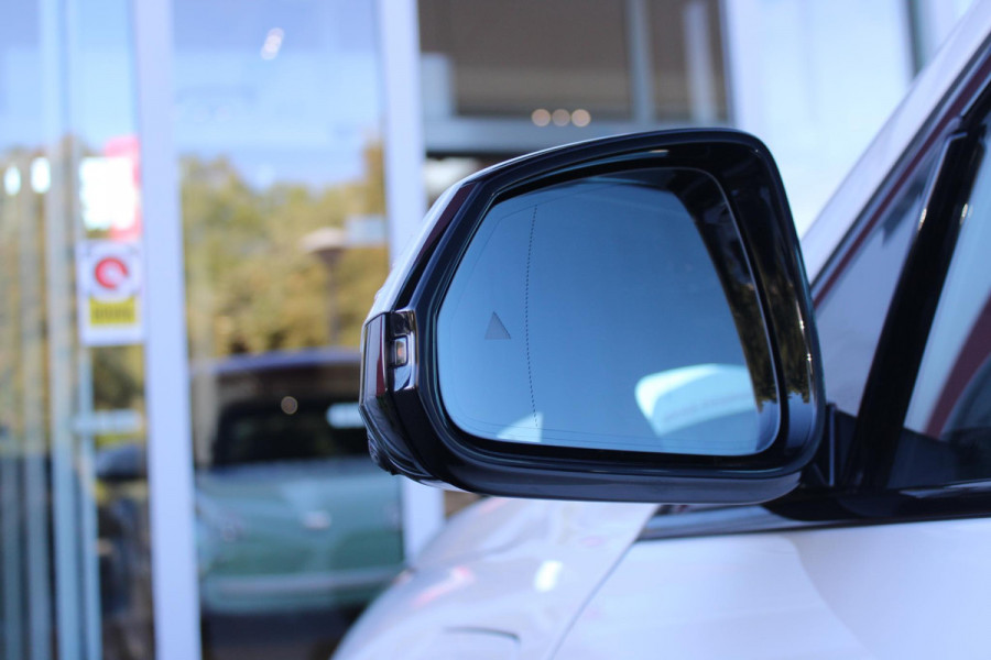 BMW X1 xDrive30e M-SPORT | PANORAMISCH SCHUIF/KANTEL DAK | ELEKTRISCH WEGKLAPBARE TREKHAAK | HARMAN/KARDON AUDIO SYSTEM | ALARMINSTALLATIE | ELEKTRISCH BEDIENBARE VOORSTOELEN MET GEHEUGENFUNCTIE "ACTIEVE ZITPLAATSEN" | STOEL VERWARMING | DRIVING ASSISTANT PROFESSIONAL MET O.A. ACTIVE LANE ASSIST | HARMAN HARDON AUDIO SYSTEM | SHADOW LINE | INNOVATION PAKKET MET O.A. 3D VIEW CAMERA'S, ADAPTIEVE LED KOPLAMPEN, HEAD UP DISPLAY, BMW LIVE PROFFESIONAL DASHBOARD, DRAADLOZE TELEFOONLADER | NAVIGATIE | DRAADLOZE APPLE CARPLAY/ANDROID AUTO | DAB+ RADIO | ELEKTRISCH BEDIENBARE ACHTERKL
