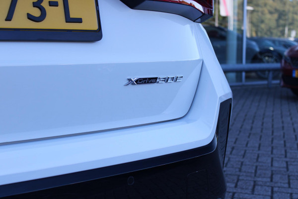 BMW X1 xDrive30e M-SPORT | PANORAMISCH SCHUIF/KANTEL DAK | ELEKTRISCH WEGKLAPBARE TREKHAAK | HARMAN/KARDON AUDIO SYSTEM | ALARMINSTALLATIE | ELEKTRISCH BEDIENBARE VOORSTOELEN MET GEHEUGENFUNCTIE "ACTIEVE ZITPLAATSEN" | STOEL VERWARMING | DRIVING ASSISTANT PROFESSIONAL MET O.A. ACTIVE LANE ASSIST | HARMAN HARDON AUDIO SYSTEM | SHADOW LINE | INNOVATION PAKKET MET O.A. 3D VIEW CAMERA'S, ADAPTIEVE LED KOPLAMPEN, HEAD UP DISPLAY, BMW LIVE PROFFESIONAL DASHBOARD, DRAADLOZE TELEFOONLADER | NAVIGATIE | DRAADLOZE APPLE CARPLAY/ANDROID AUTO | DAB+ RADIO | ELEKTRISCH BEDIENBARE ACHTERKL