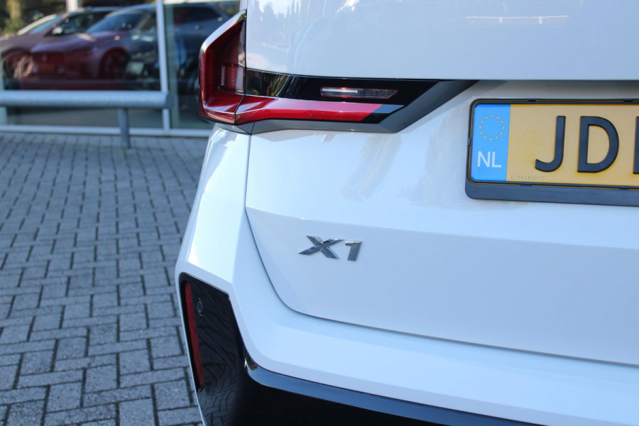 BMW X1 xDrive30e M-SPORT | PANORAMISCH SCHUIF/KANTEL DAK | ELEKTRISCH WEGKLAPBARE TREKHAAK | HARMAN/KARDON AUDIO SYSTEM | ALARMINSTALLATIE | ELEKTRISCH BEDIENBARE VOORSTOELEN MET GEHEUGENFUNCTIE "ACTIEVE ZITPLAATSEN" | STOEL VERWARMING | DRIVING ASSISTANT PROFESSIONAL MET O.A. ACTIVE LANE ASSIST | HARMAN HARDON AUDIO SYSTEM | SHADOW LINE | INNOVATION PAKKET MET O.A. 3D VIEW CAMERA'S, ADAPTIEVE LED KOPLAMPEN, HEAD UP DISPLAY, BMW LIVE PROFFESIONAL DASHBOARD, DRAADLOZE TELEFOONLADER | NAVIGATIE | DRAADLOZE APPLE CARPLAY/ANDROID AUTO | DAB+ RADIO | ELEKTRISCH BEDIENBARE ACHTERKL
