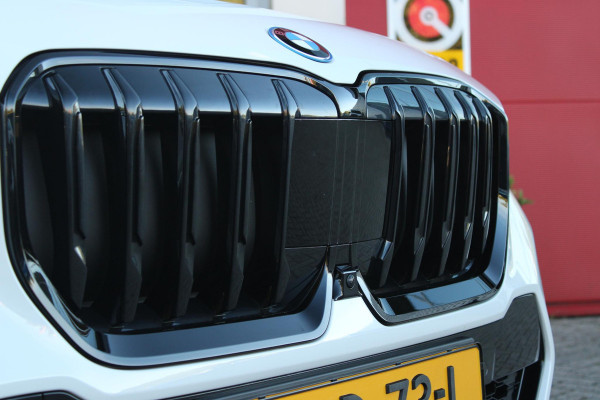BMW X1 xDrive30e M-SPORT | PANORAMISCH SCHUIF/KANTEL DAK | ELEKTRISCH WEGKLAPBARE TREKHAAK | HARMAN/KARDON AUDIO SYSTEM | ALARMINSTALLATIE | ELEKTRISCH BEDIENBARE VOORSTOELEN MET GEHEUGENFUNCTIE "ACTIEVE ZITPLAATSEN" | STOEL VERWARMING | DRIVING ASSISTANT PROFESSIONAL MET O.A. ACTIVE LANE ASSIST | HARMAN HARDON AUDIO SYSTEM | SHADOW LINE | INNOVATION PAKKET MET O.A. 3D VIEW CAMERA'S, ADAPTIEVE LED KOPLAMPEN, HEAD UP DISPLAY, BMW LIVE PROFFESIONAL DASHBOARD, DRAADLOZE TELEFOONLADER | NAVIGATIE | DRAADLOZE APPLE CARPLAY/ANDROID AUTO | DAB+ RADIO | ELEKTRISCH BEDIENBARE ACHTERKL
