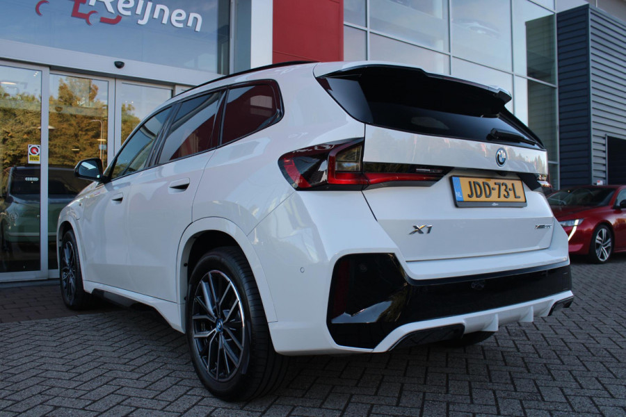 BMW X1 xDrive30e M-SPORT | PANORAMISCH SCHUIF/KANTEL DAK | ELEKTRISCH WEGKLAPBARE TREKHAAK | HARMAN/KARDON AUDIO SYSTEM | ALARMINSTALLATIE | ELEKTRISCH BEDIENBARE VOORSTOELEN MET GEHEUGENFUNCTIE "ACTIEVE ZITPLAATSEN" | STOEL VERWARMING | DRIVING ASSISTANT PROFESSIONAL MET O.A. ACTIVE LANE ASSIST | HARMAN HARDON AUDIO SYSTEM | SHADOW LINE | INNOVATION PAKKET MET O.A. 3D VIEW CAMERA'S, ADAPTIEVE LED KOPLAMPEN, HEAD UP DISPLAY, BMW LIVE PROFFESIONAL DASHBOARD, DRAADLOZE TELEFOONLADER | NAVIGATIE | DRAADLOZE APPLE CARPLAY/ANDROID AUTO | DAB+ RADIO | ELEKTRISCH BEDIENBARE ACHTERKL