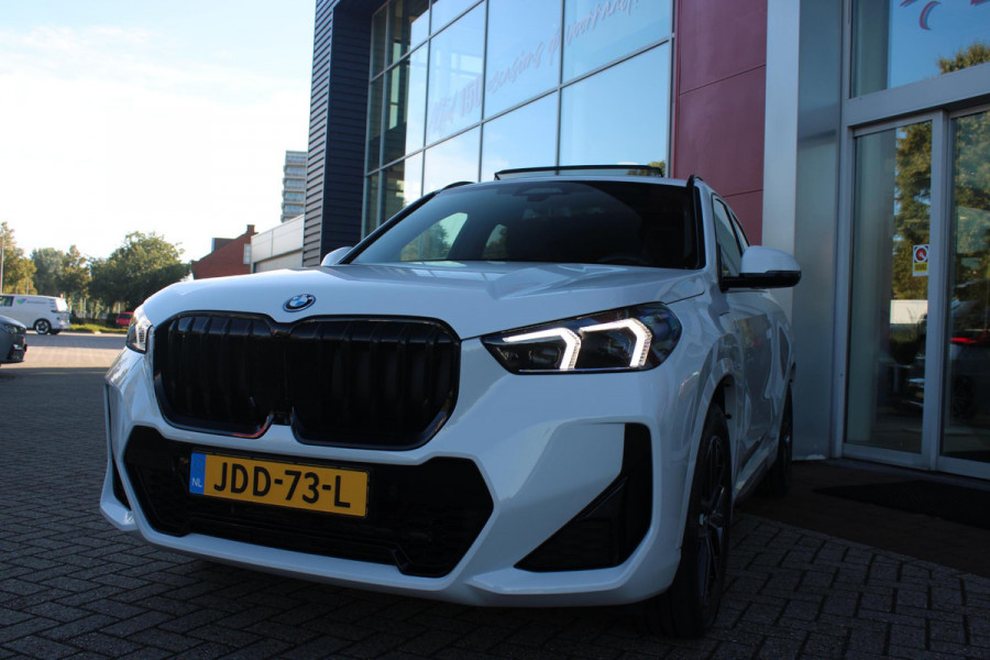 BMW X1 xDrive30e M-SPORT | PANORAMISCH SCHUIF/KANTEL DAK | ELEKTRISCH WEGKLAPBARE TREKHAAK | HARMAN/KARDON AUDIO SYSTEM | ALARMINSTALLATIE | ELEKTRISCH BEDIENBARE VOORSTOELEN MET GEHEUGENFUNCTIE "ACTIEVE ZITPLAATSEN" | STOEL VERWARMING | DRIVING ASSISTANT PROFESSIONAL MET O.A. ACTIVE LANE ASSIST | HARMAN HARDON AUDIO SYSTEM | SHADOW LINE | INNOVATION PAKKET MET O.A. 3D VIEW CAMERA'S, ADAPTIEVE LED KOPLAMPEN, HEAD UP DISPLAY, BMW LIVE PROFFESIONAL DASHBOARD, DRAADLOZE TELEFOONLADER | NAVIGATIE | DRAADLOZE APPLE CARPLAY/ANDROID AUTO | DAB+ RADIO | ELEKTRISCH BEDIENBARE ACHTERKL
