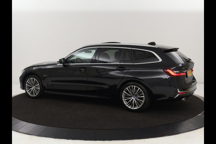 BMW 3-serie 330e xDrive Luxury Line | Panoramadak | Adaptive cruise | Stoelverwarming | Leder | Sportstoelen | Trekhaak | Sfeerverlichting | Live Cockpit | Carplay | Memory | PHEV | Plug In