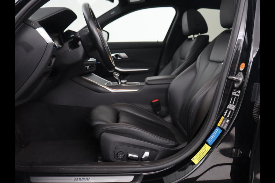 BMW 3-serie 330e xDrive Luxury Line | Panoramadak | Adaptive cruise | Stoelverwarming | Leder | Sportstoelen | Trekhaak | Sfeerverlichting | Live Cockpit | Carplay | Memory | PHEV | Plug In