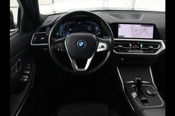BMW 3-serie 330e xDrive Luxury Line | Panoramadak | Adaptive cruise | Stoelverwarming | Leder | Sportstoelen | Trekhaak | Sfeerverlichting | Live Cockpit | Carplay | Memory | PHEV | Plug In