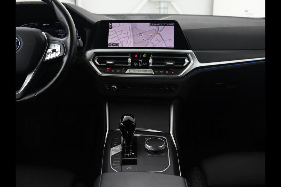 BMW 3-serie 330e xDrive Luxury Line | Panoramadak | Adaptive cruise | Stoelverwarming | Leder | Sportstoelen | Trekhaak | Sfeerverlichting | Live Cockpit | Carplay | Memory | PHEV | Plug In