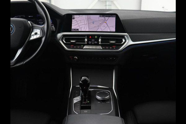 BMW 3-serie 330e xDrive Luxury Line | Panoramadak | Adaptive cruise | Stoelverwarming | Leder | Sportstoelen | Trekhaak | Sfeerverlichting | Live Cockpit | Carplay | Memory | PHEV | Plug In
