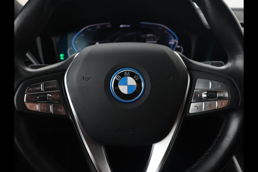 BMW 3-serie 330e xDrive Luxury Line | Panoramadak | Adaptive cruise | Stoelverwarming | Leder | Sportstoelen | Trekhaak | Sfeerverlichting | Live Cockpit | Carplay | Memory | PHEV | Plug In