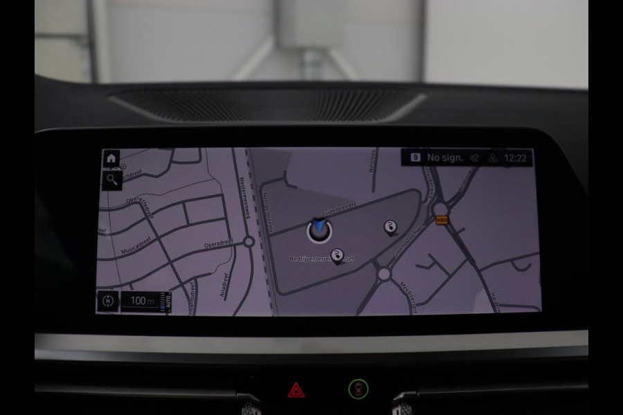 BMW 3-serie 330e xDrive Luxury Line | Panoramadak | Adaptive cruise | Stoelverwarming | Leder | Sportstoelen | Trekhaak | Sfeerverlichting | Live Cockpit | Carplay | Memory | PHEV | Plug In