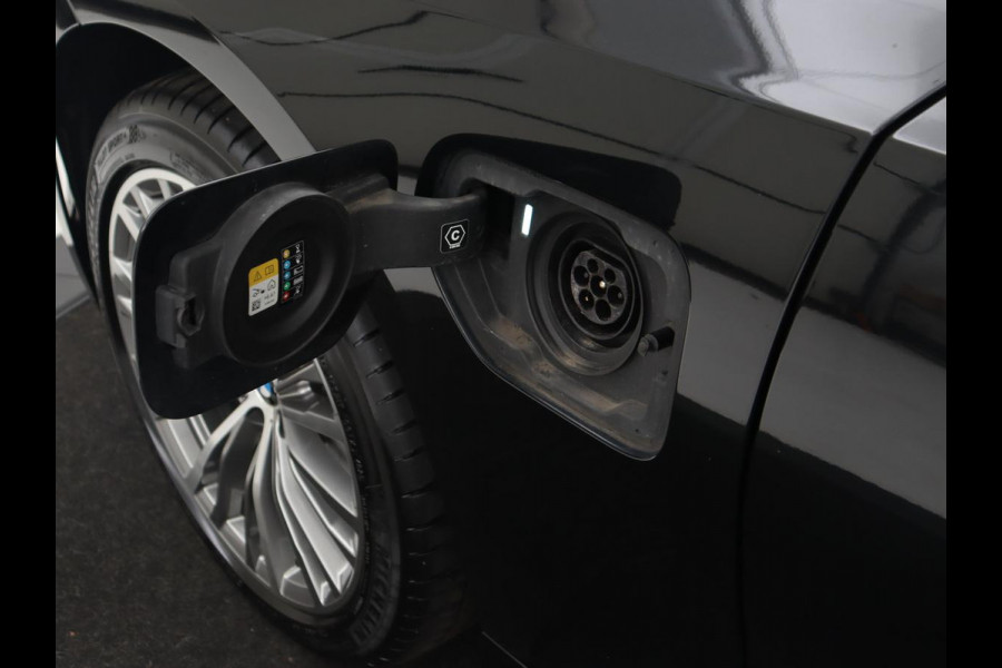 BMW 3-serie 330e xDrive Luxury Line | Panoramadak | Adaptive cruise | Stoelverwarming | Leder | Sportstoelen | Trekhaak | Sfeerverlichting | Live Cockpit | Carplay | Memory | PHEV | Plug In