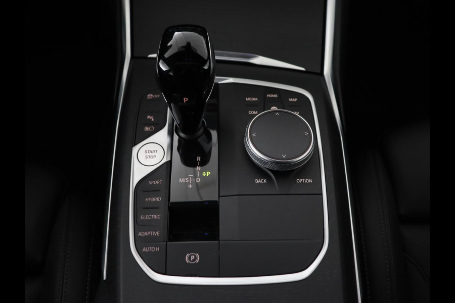 BMW 3-serie 330e xDrive Luxury Line | Panoramadak | Adaptive cruise | Stoelverwarming | Leder | Sportstoelen | Trekhaak | Sfeerverlichting | Live Cockpit | Carplay | Memory | PHEV | Plug In