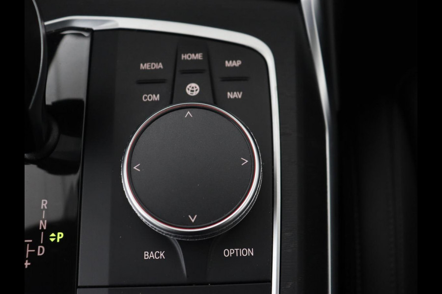BMW 3-serie 330e xDrive Luxury Line | Panoramadak | Adaptive cruise | Stoelverwarming | Leder | Sportstoelen | Trekhaak | Sfeerverlichting | Live Cockpit | Carplay | Memory | PHEV | Plug In