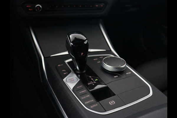BMW 3-serie 330e xDrive Luxury Line | Panoramadak | Adaptive cruise | Stoelverwarming | Leder | Sportstoelen | Trekhaak | Sfeerverlichting | Live Cockpit | Carplay | Memory | PHEV | Plug In