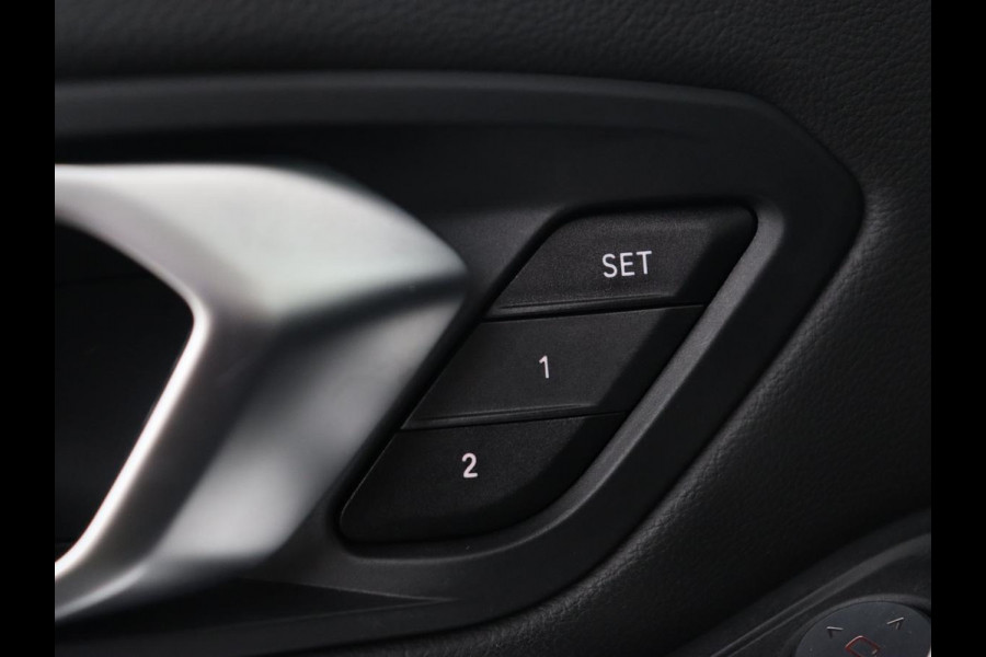 BMW 3-serie 330e xDrive Luxury Line | Panoramadak | Adaptive cruise | Stoelverwarming | Leder | Sportstoelen | Trekhaak | Sfeerverlichting | Live Cockpit | Carplay | Memory | PHEV | Plug In