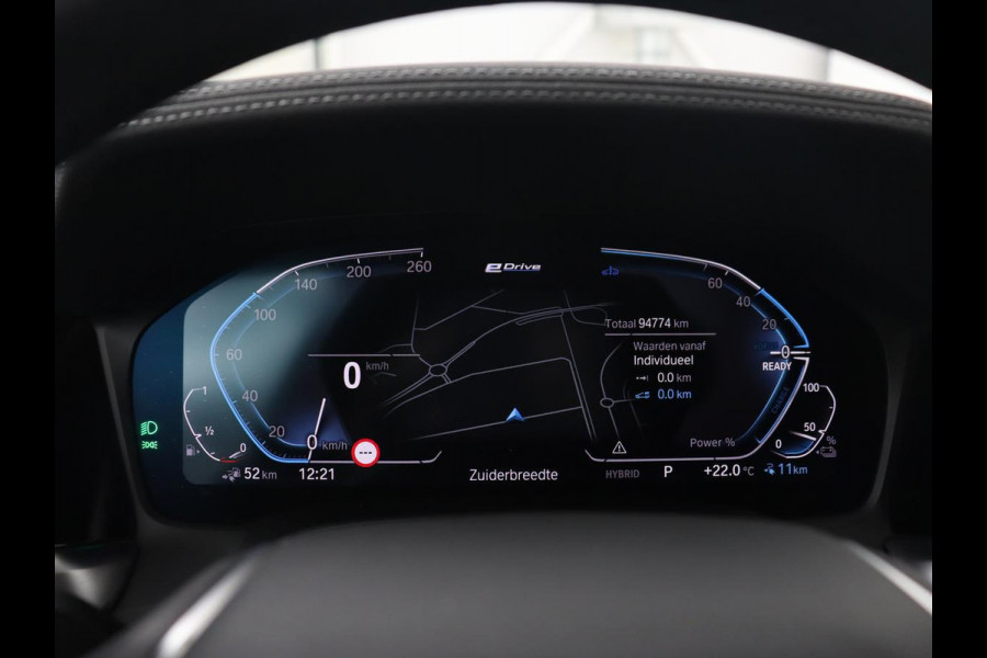 BMW 3-serie 330e xDrive Luxury Line | Panoramadak | Adaptive cruise | Stoelverwarming | Leder | Sportstoelen | Trekhaak | Sfeerverlichting | Live Cockpit | Carplay | Memory | PHEV | Plug In