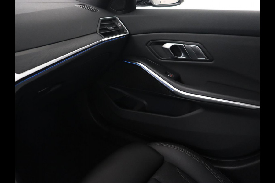 BMW 3-serie 330e xDrive Luxury Line | Panoramadak | Adaptive cruise | Stoelverwarming | Leder | Sportstoelen | Trekhaak | Sfeerverlichting | Live Cockpit | Carplay | Memory | PHEV | Plug In
