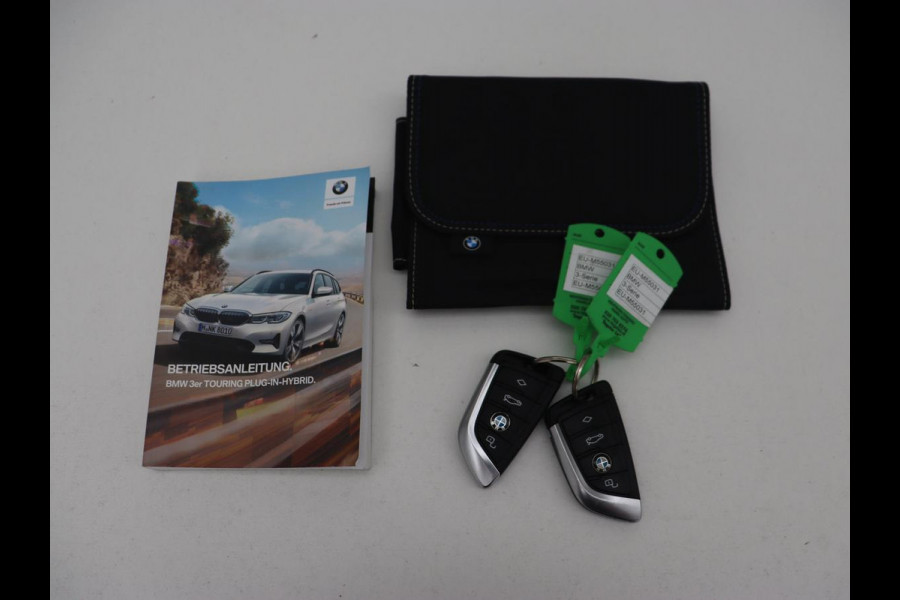 BMW 3-serie 330e xDrive Luxury Line | Panoramadak | Adaptive cruise | Stoelverwarming | Leder | Sportstoelen | Trekhaak | Sfeerverlichting | Live Cockpit | Carplay | Memory | PHEV | Plug In
