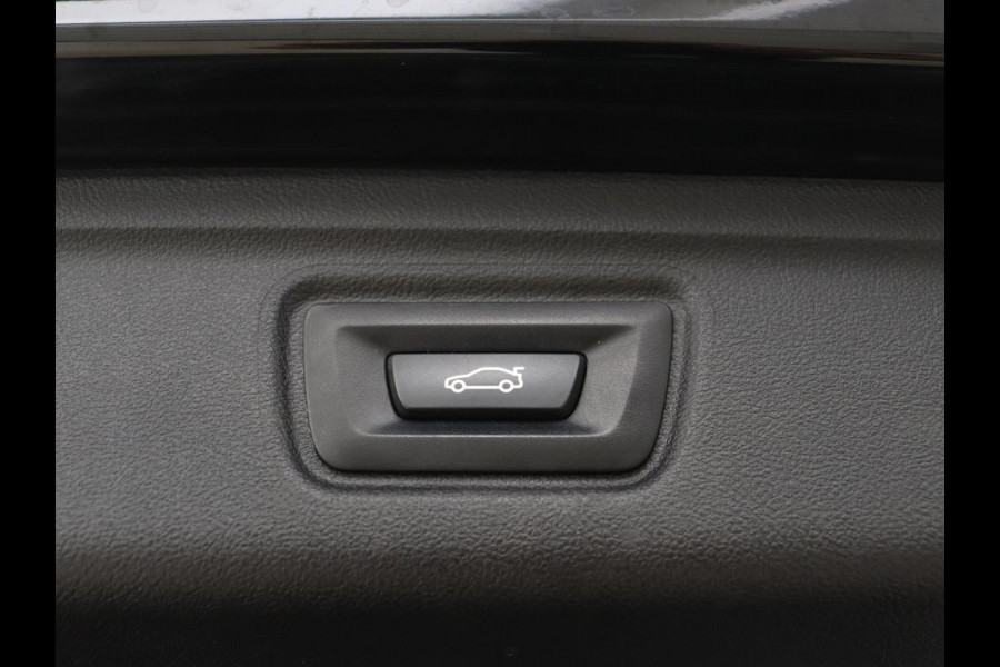 BMW 3-serie 330e xDrive Luxury Line | Panoramadak | Adaptive cruise | Stoelverwarming | Leder | Sportstoelen | Trekhaak | Sfeerverlichting | Live Cockpit | Carplay | Memory | PHEV | Plug In