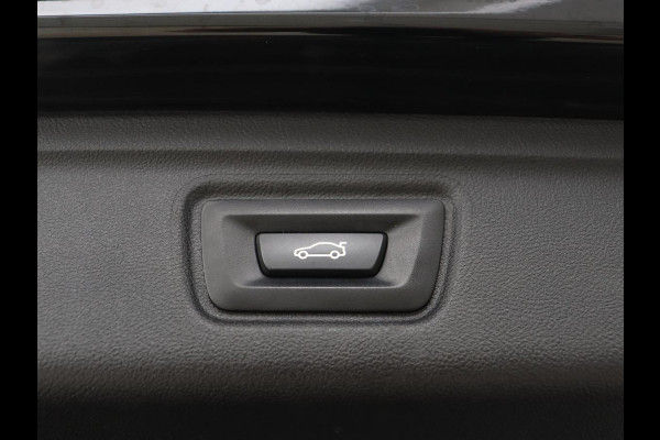 BMW 3-serie 330e xDrive Luxury Line | Panoramadak | Adaptive cruise | Stoelverwarming | Leder | Sportstoelen | Trekhaak | Sfeerverlichting | Live Cockpit | Carplay | Memory | PHEV | Plug In
