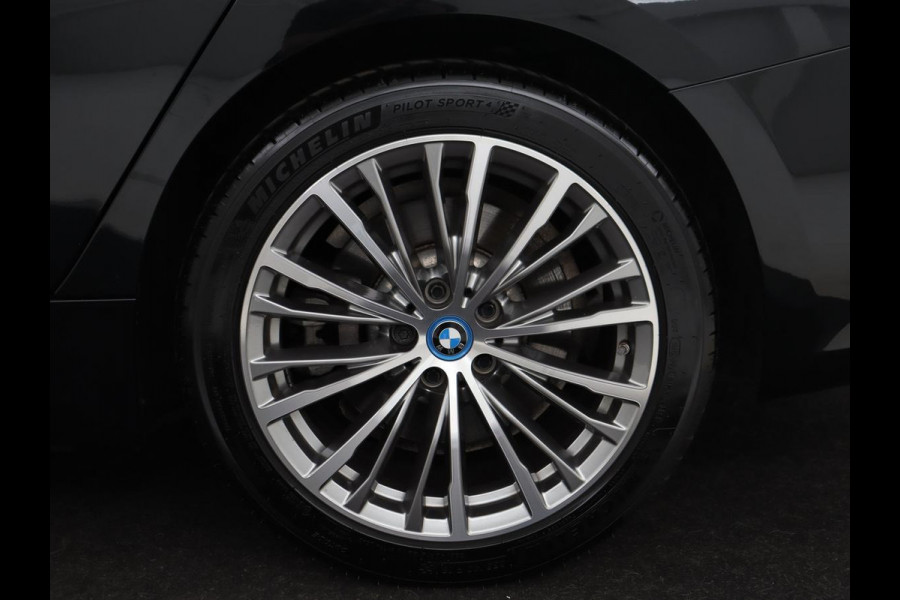 BMW 3-serie 330e xDrive Luxury Line | Panoramadak | Adaptive cruise | Stoelverwarming | Leder | Sportstoelen | Trekhaak | Sfeerverlichting | Live Cockpit | Carplay | Memory | PHEV | Plug In