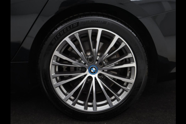 BMW 3-serie 330e xDrive Luxury Line | Panoramadak | Adaptive cruise | Stoelverwarming | Leder | Sportstoelen | Trekhaak | Sfeerverlichting | Live Cockpit | Carplay | Memory | PHEV | Plug In