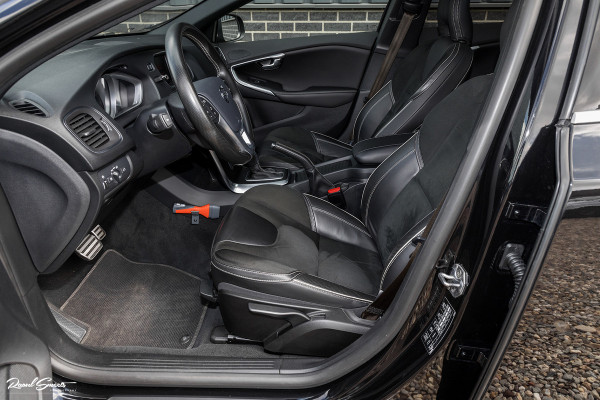 Volvo V40 1.5 T3 Polar+ Sport | R-design | Harman Kardon | Trekhaak.afnb | Keyless | Cruise control |