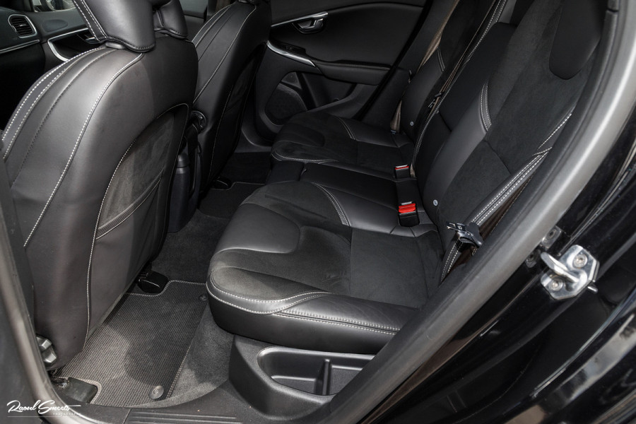 Volvo V40 1.5 T3 Polar+ Sport | R-design | Harman Kardon | Trekhaak.afnb | Keyless | Cruise control |