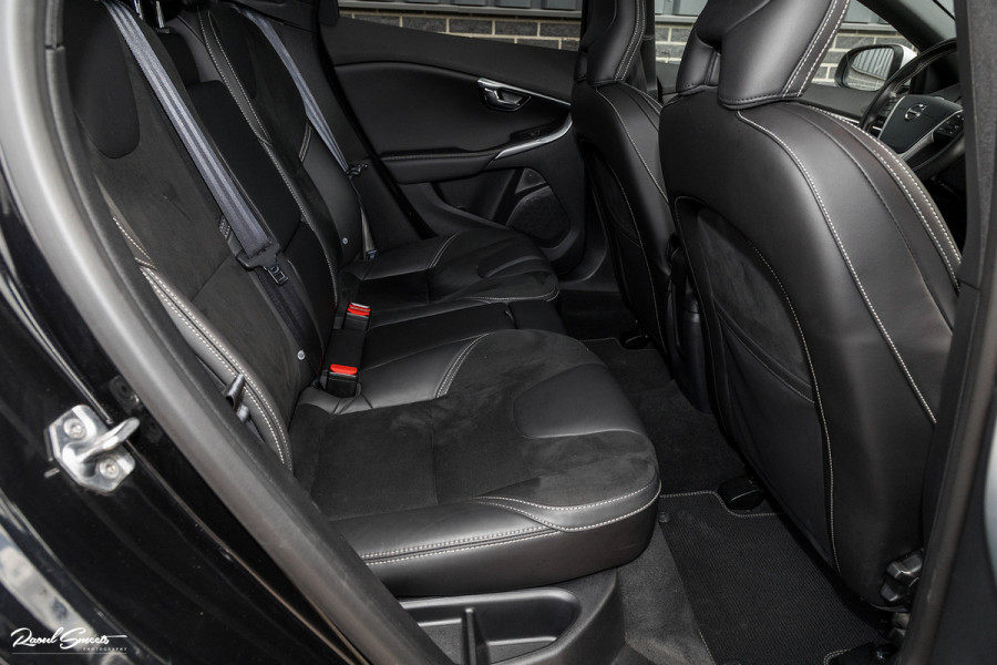 Volvo V40 1.5 T3 Polar+ Sport | R-design | Harman Kardon | Trekhaak.afnb | Keyless | Cruise control |